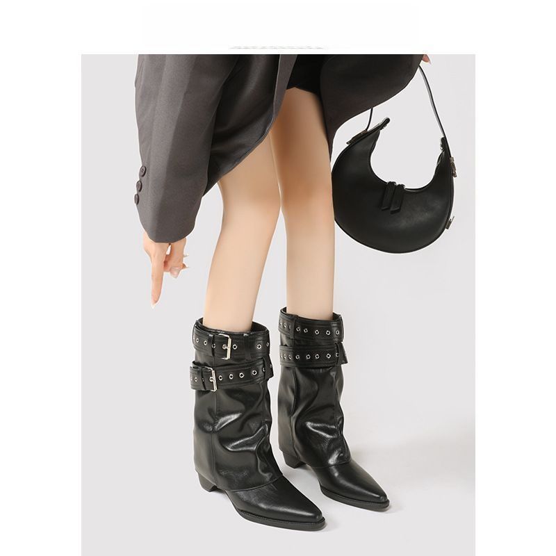 Damen Slouch-Stiefel mit spitzer Zehenpartie, Schnallenriemen und niedrigem Absatz Shop Nory