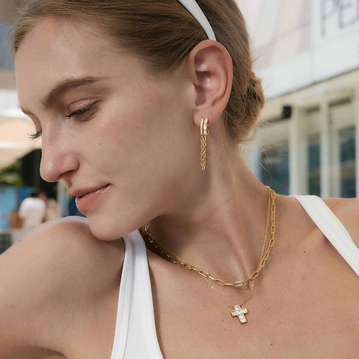 Damen Edelstahl Ohrhänger mit funkelnden Kristallen und Kettenelement Shop Nory
