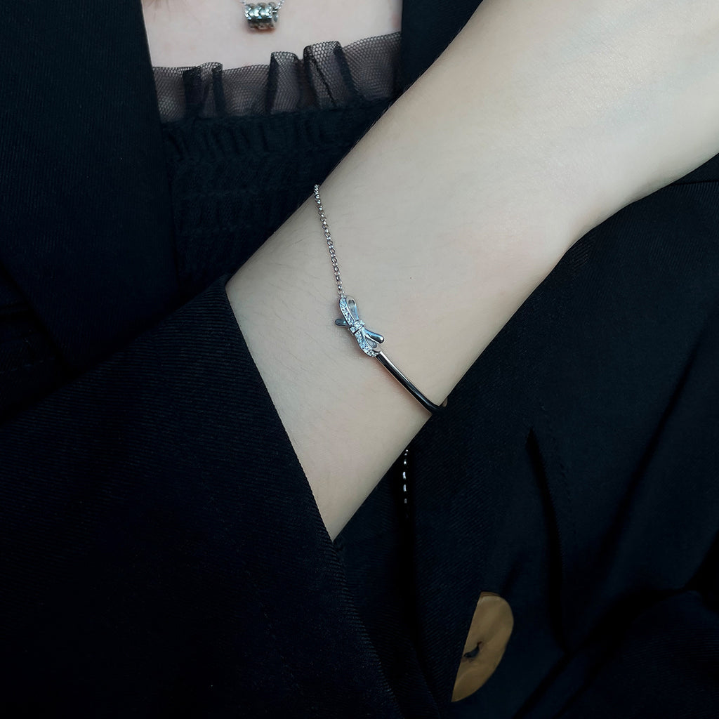 Damen Armband mit verspieltem Schleifenanhänger Shop Nory