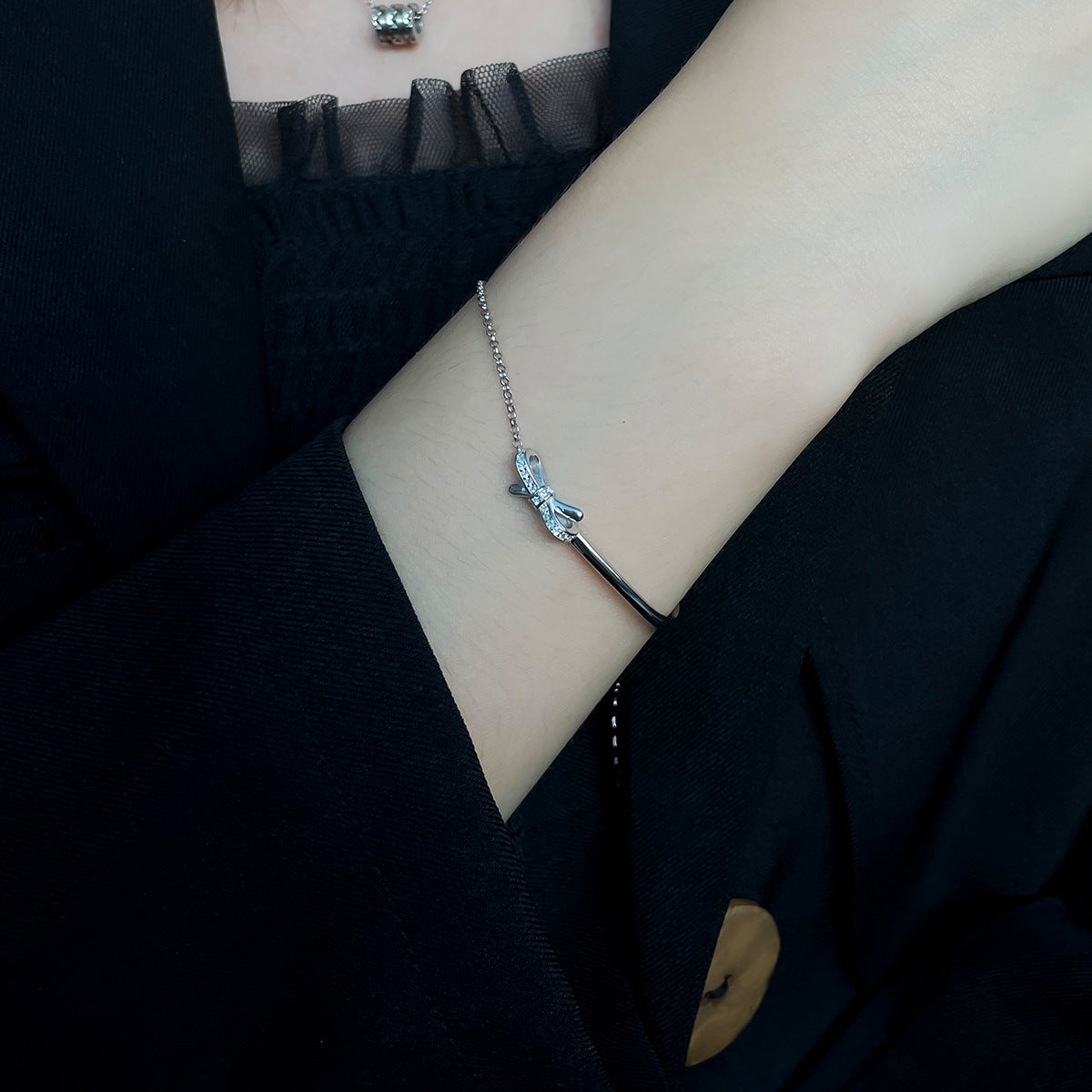 Damen Armband mit verspieltem Schleifenanhänger Shop Nory