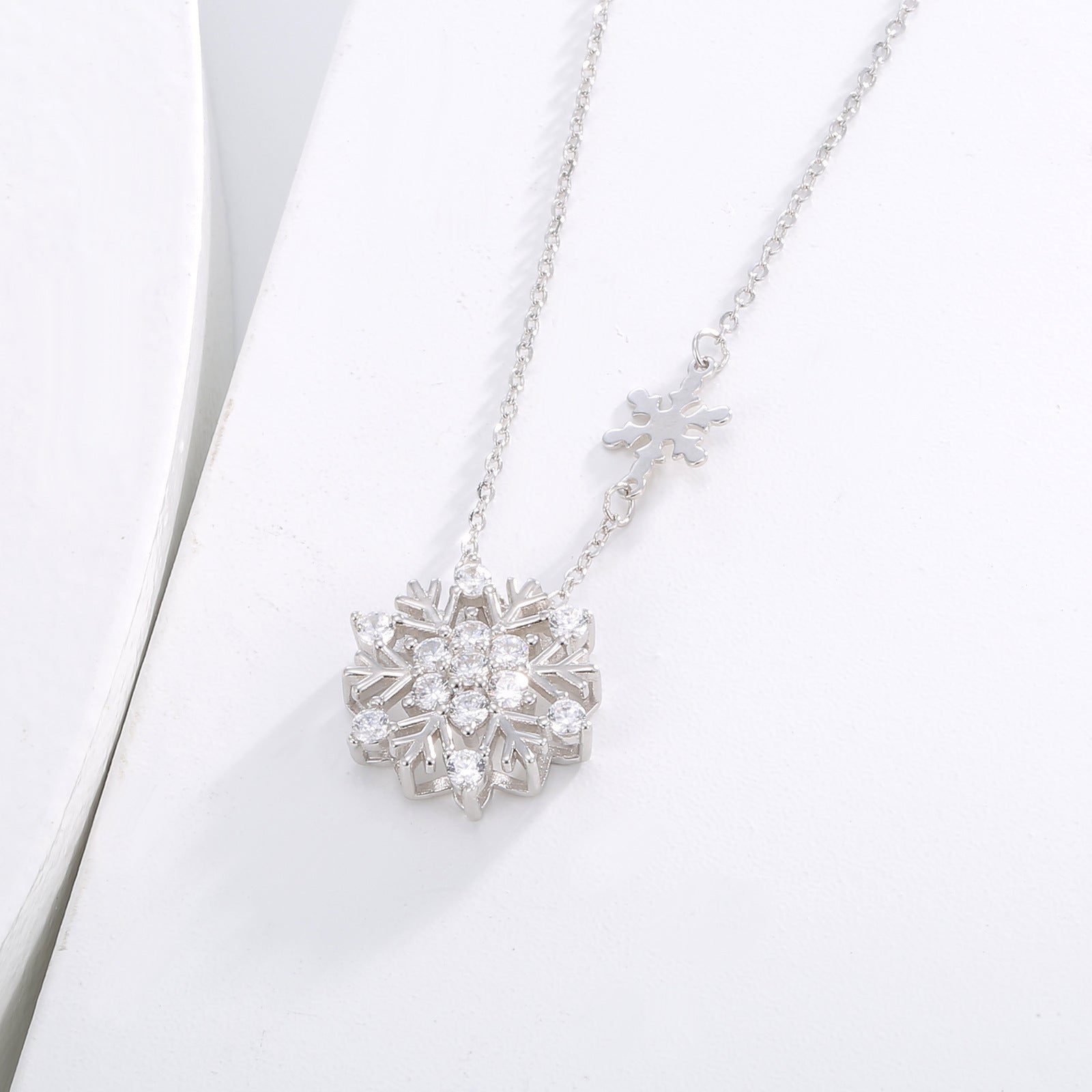 Damen elegante Halskette mit filigranem Schneeflocken-Anhänger und funkelnden Zirkonia Shop Nory