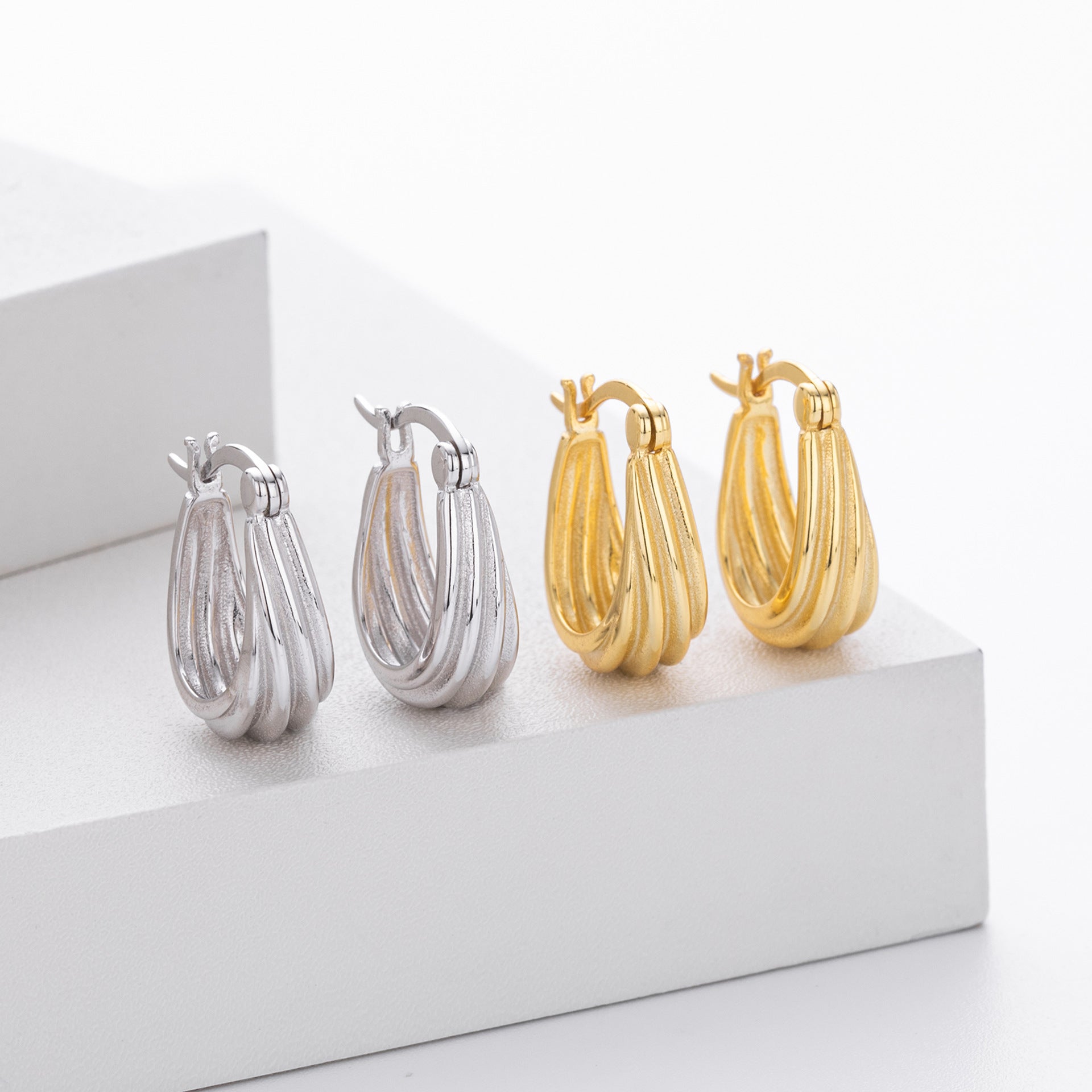 Damen Ohrringe mit raffiniertem gewellten Design aus 925 Sterling Silber Shop Nory