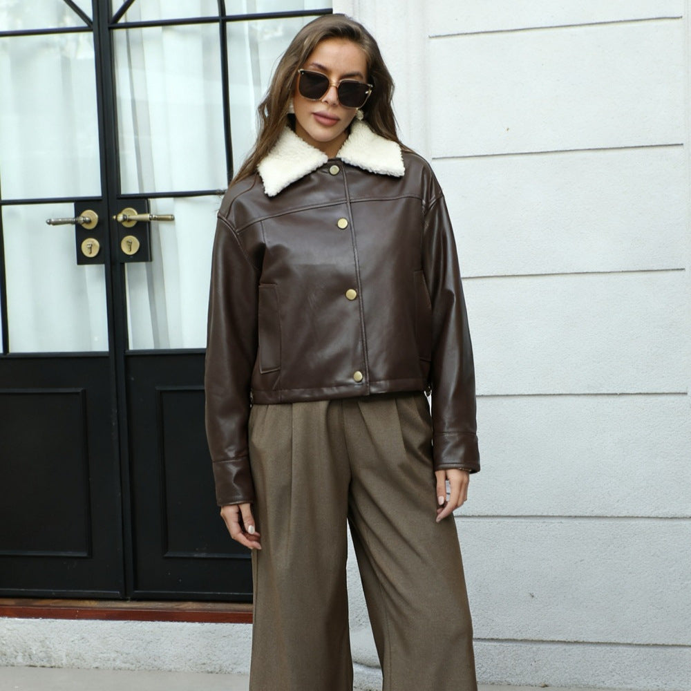 Damen Kurzgeschnittene Kunstlederjacke mit Teddykragen und Druckknöpfen Shop Nory