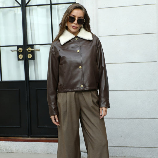Damen Kurzgeschnittene Kunstlederjacke mit Teddykragen und Druckknöpfen Shop Nory