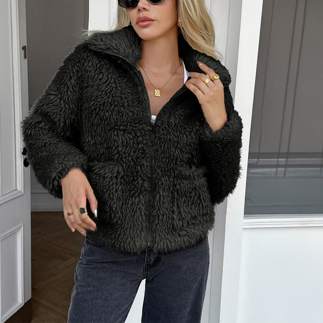 Damen nan Teddyjacke mit Reißverschluss, hochgeschlossenem Kragen, aufgesetzten Taschen und kurzer Passform Shop Nory