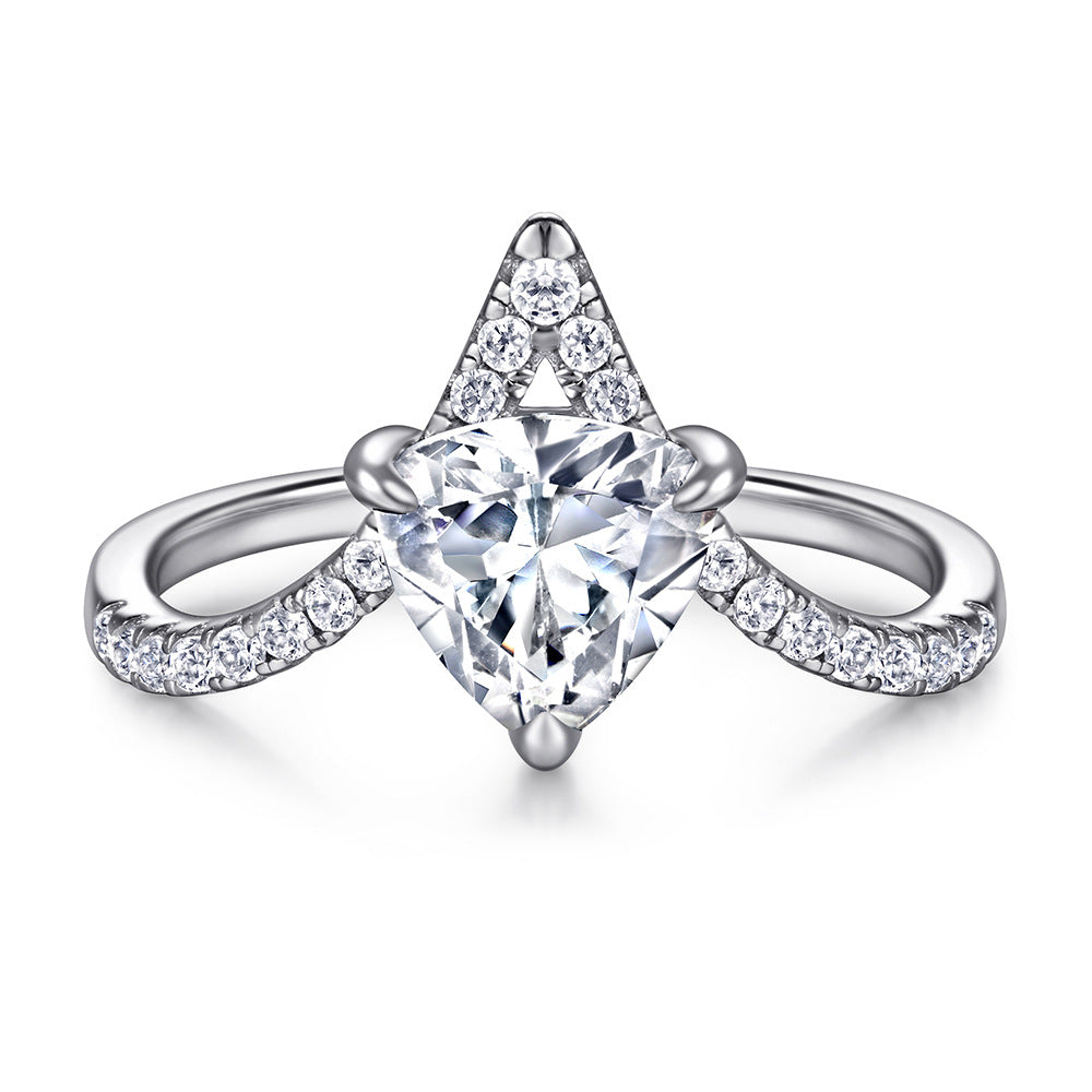 Damen Verlobungsring mit funkelndem Hauptstein und kunstvollen Zirkonia-Details Shop Nory