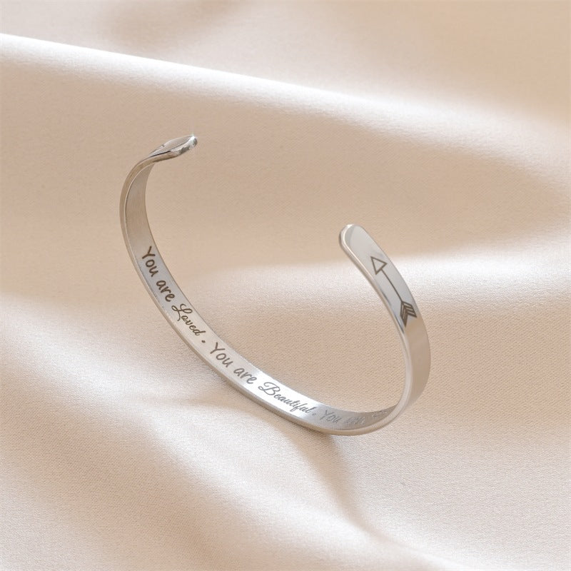 Damen Armreif mit inspirierendem Schriftzug und eleganter Edelstahloberfläche Shop Nory