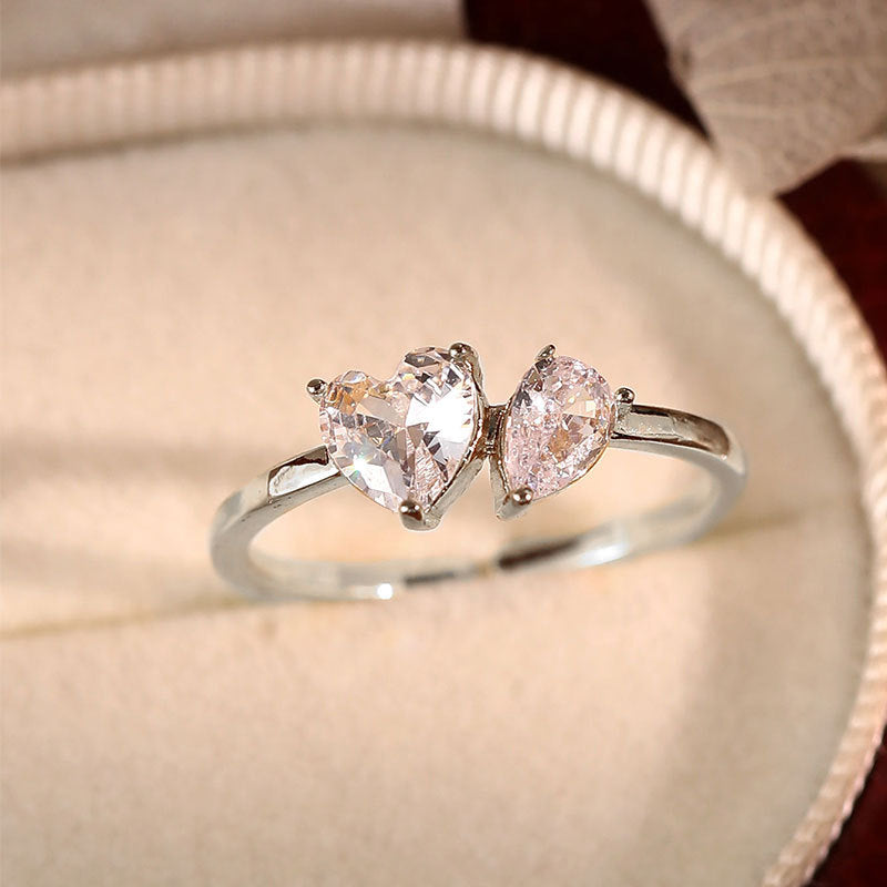 Damenring mit doppeltem Herzdesign und funkelnden Zirkonia Shop Nory