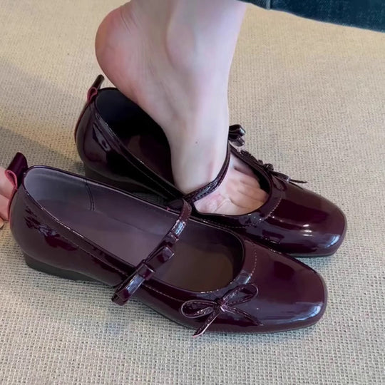 Damen Ballerinas mit elegantem Riemenverschluss und glänzender Oberfläche