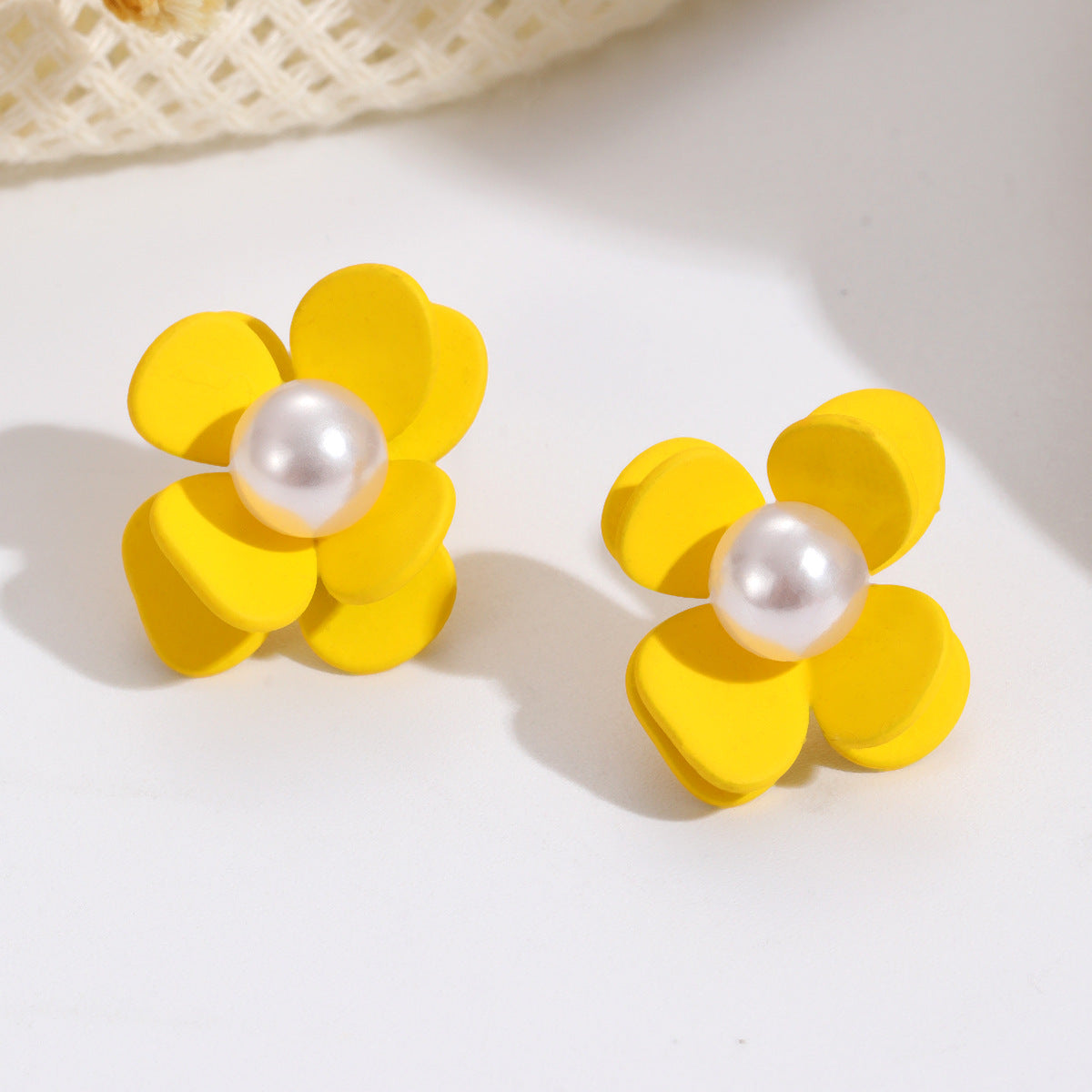 Damen Ohrstecker in lebendigem Blüten-Design mit Perlenakzent Shop Nory