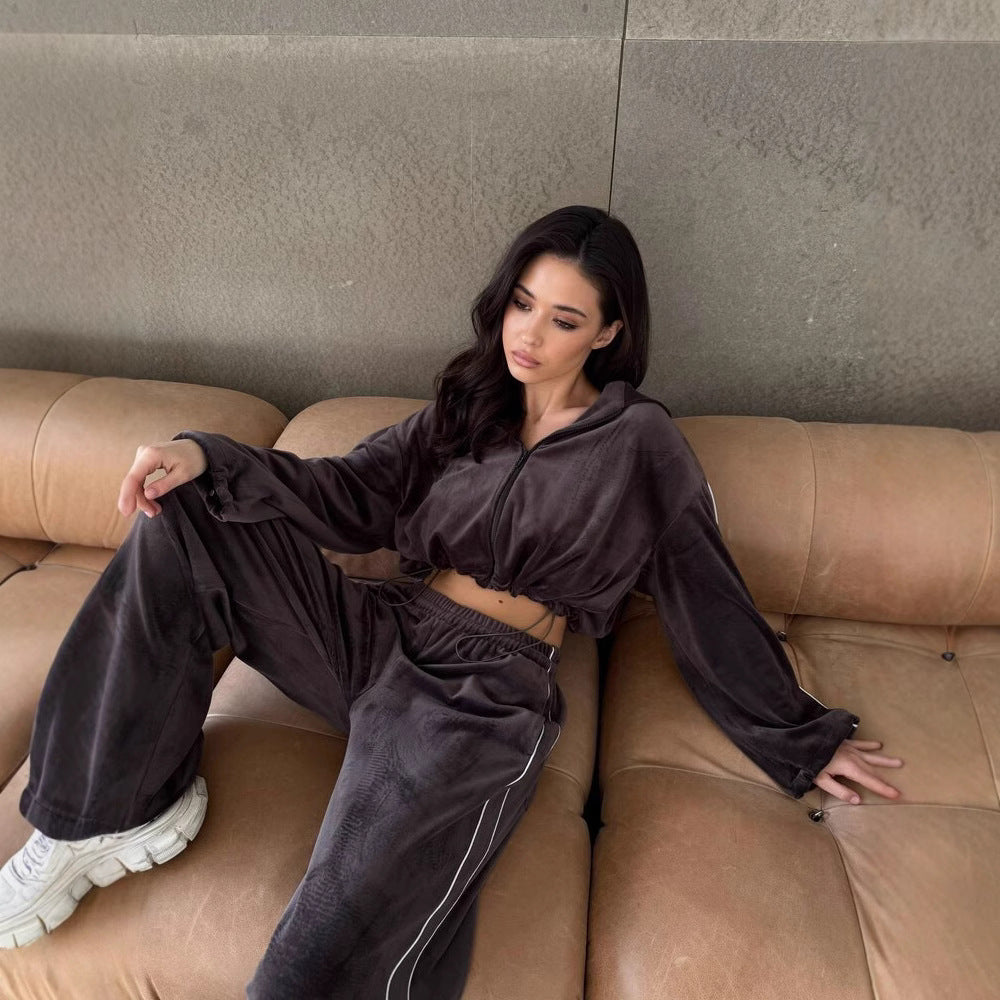 Damen dreiteiliges Samt-Lounge-Set mit Bandeau-Top, Kapuzen-Zipjacke und weiter High-Waist Palazzo-Hose Shop Nory