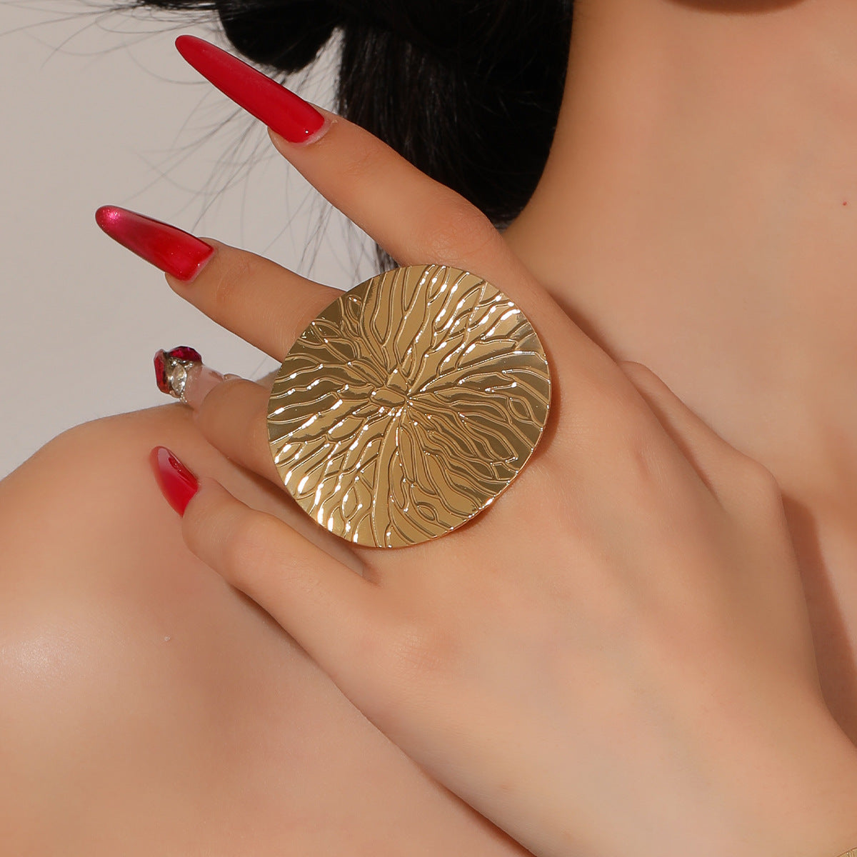 Damen Armreif mit luxuriösem Reliefdesign Shop Nory