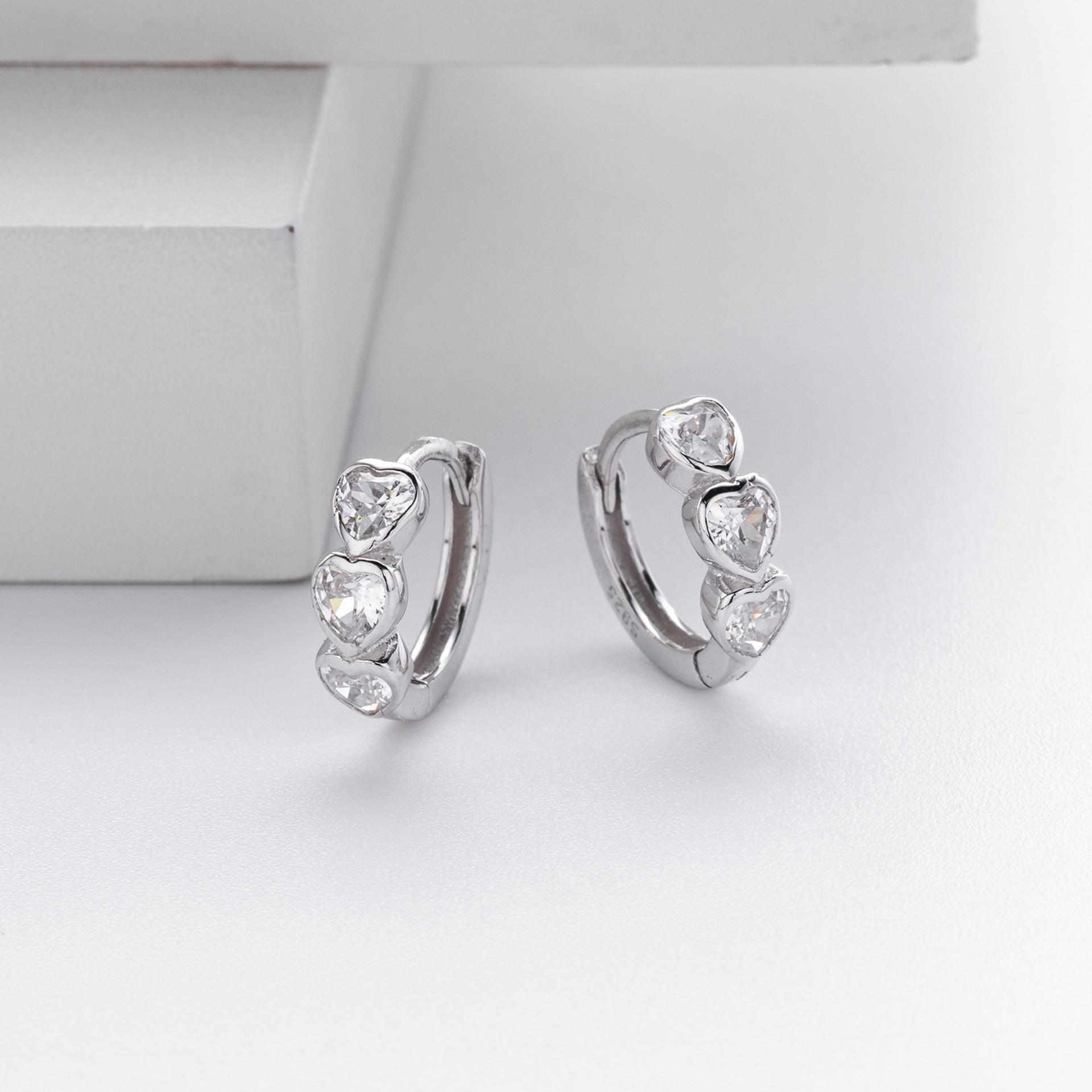 Damen Ohrstecker mit herzförmigen Zirkonsteinen aus hochwertigem 925 Sterling Silber Shop Nory