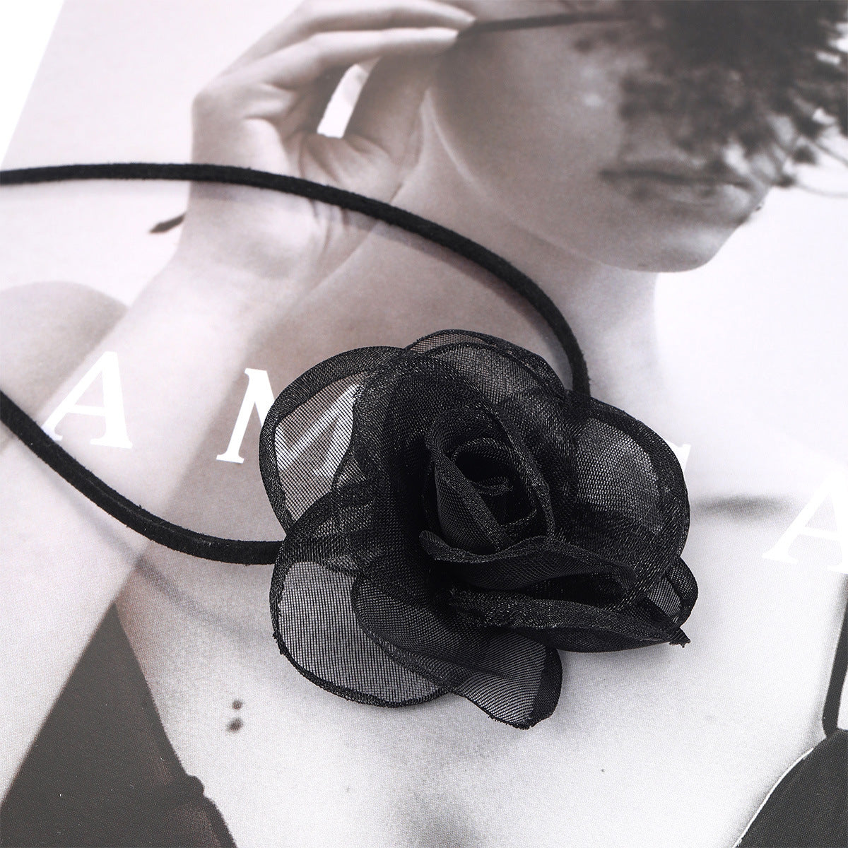 Damen Choker-Halskette mit floraler Verzierung aus feinem Textil Shop Nory
