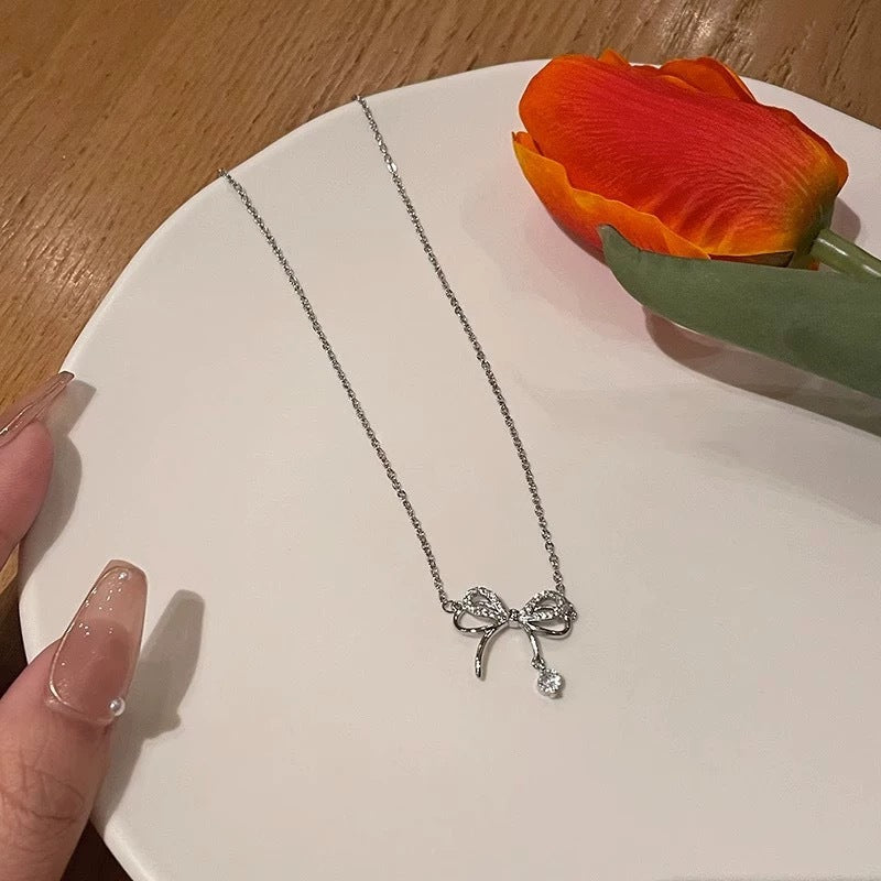 Damen Halskette mit filigranem Schleifenanhänger und funkelnden Zirkonia Shop Nory