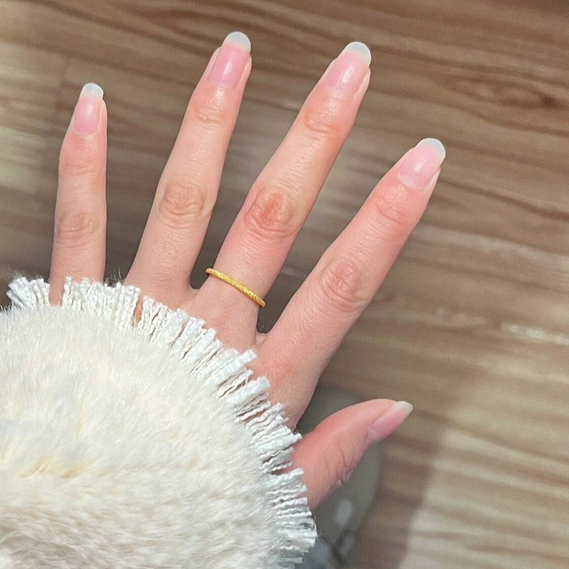 Damen Ring mit funkelndem goldenen Finish und elegantem Design Shop Nory