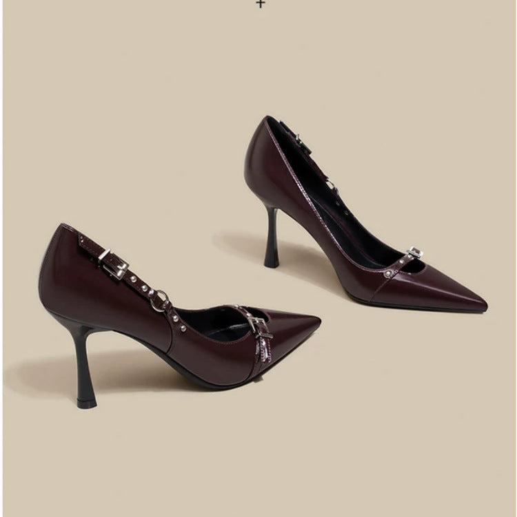 Damen Spitz zulaufende Lackpumps mit schmalem Stiletto und Zierdetail Shop Nory