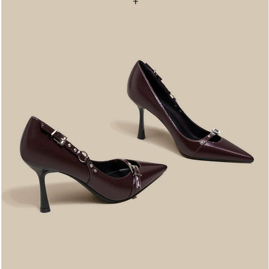 Damen Spitz zulaufende Lackpumps mit schmalem Stiletto und Zierdetail Shop Nory
