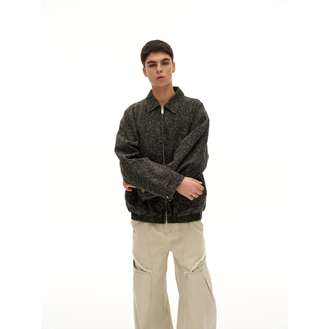 Unisex Leicht wattierte Boxy‑Jacke im Denim‑Look mit tonalem Leo‑Print und elastischem Saum Shop Nory