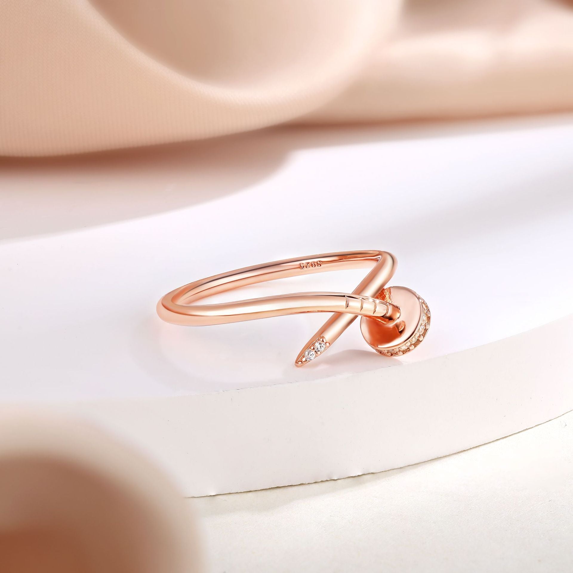 Damenring mit elegantem Schleifenmotiv und funkelnden Zirkonia-Elementen Shop Nory