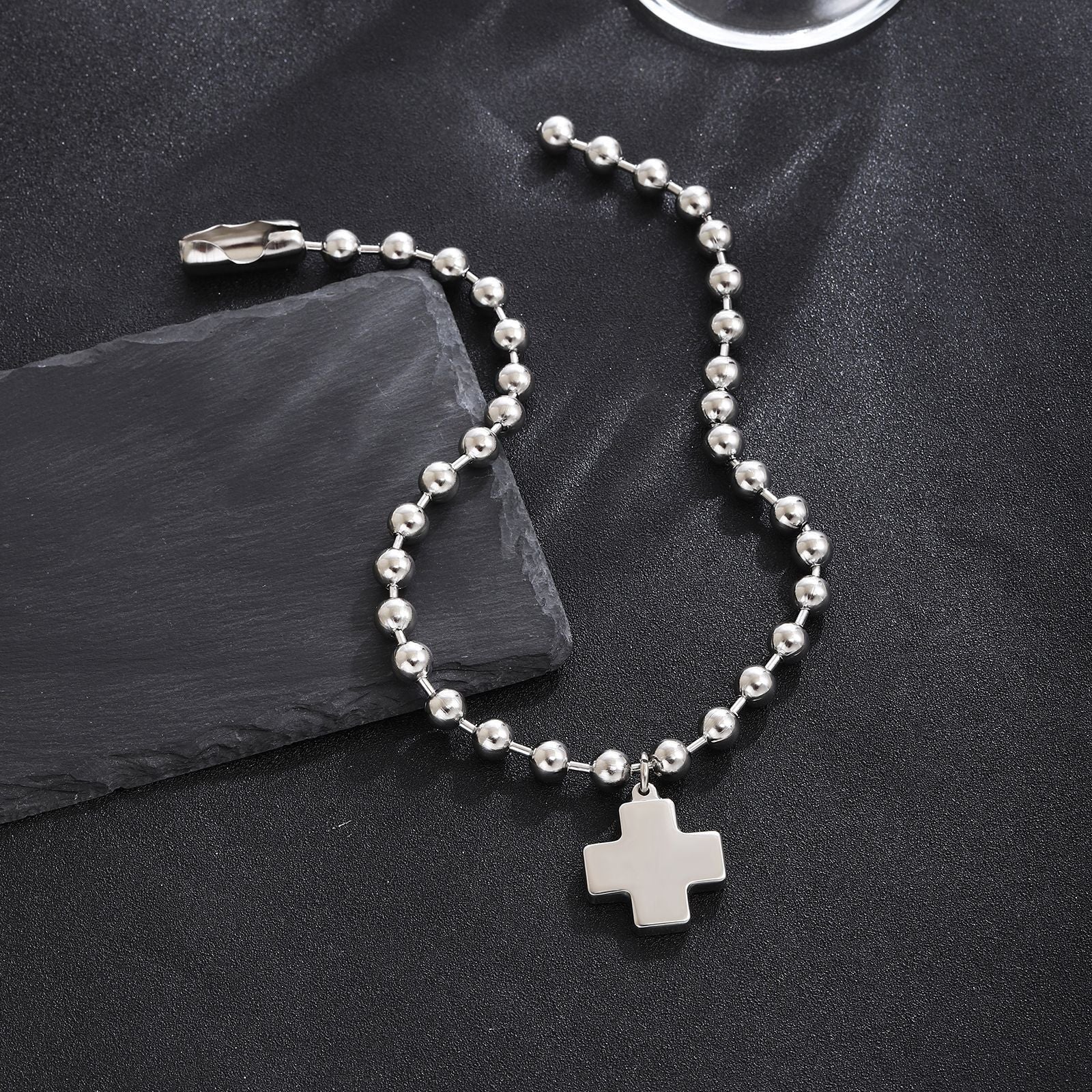 Damenarmband mit Kreuzanhänger und glänzenden Perlen Shop Nory