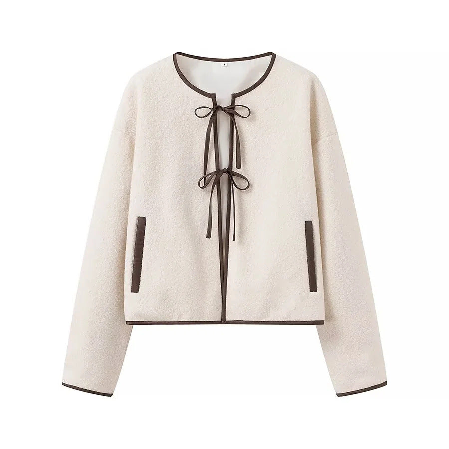 Damen Kurz geschnittene Teddyjacke mit Bindebändern und Kontrastpaspel Shop Nory