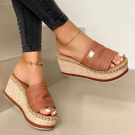 Damen Keil-Pantoletten mit Bast-Plateau, geflochtenem Rand und breitem Textilriemen Shop Nory