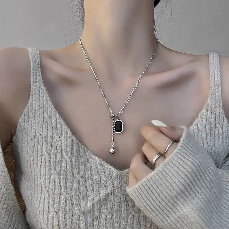 Damen Halskette mit eleganten Anhängern und dekorativen Elementen Shop Nory