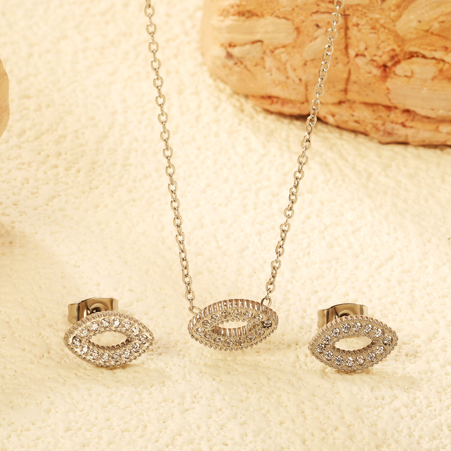 Damen Schmuckset mit einzigartigem Anhänger und funkelnden Zirkonia Shop Nory