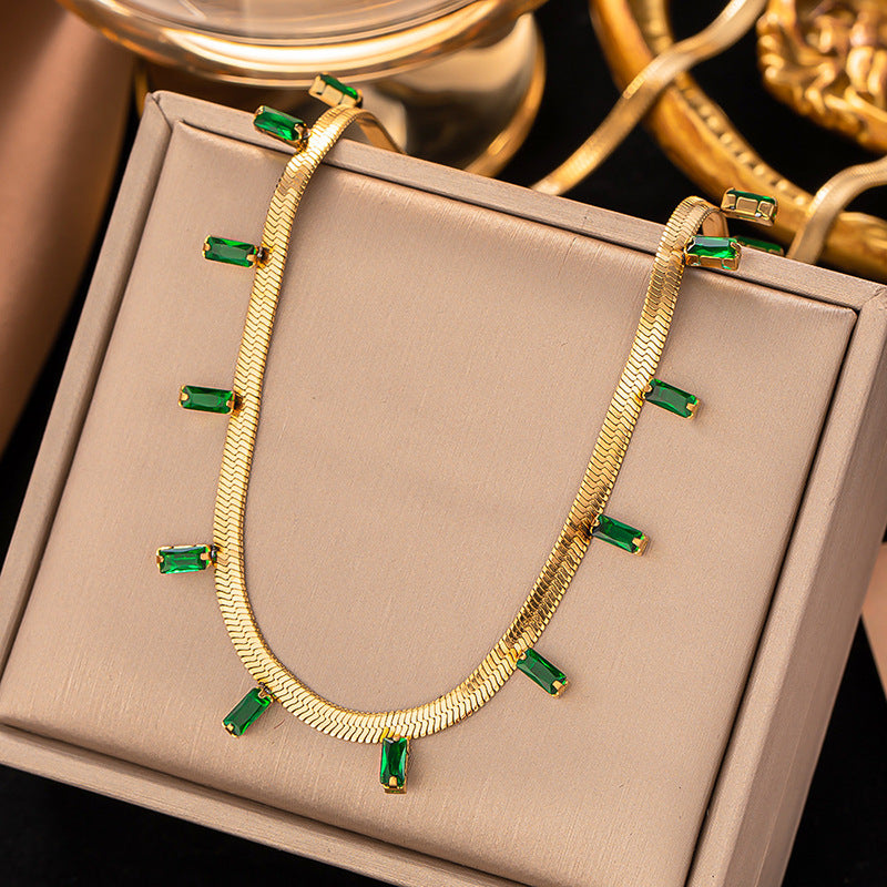 Damen elegante Halskette mit glitzernden Smaragd-Elementen und filigranem Kettendesign Shop Nory