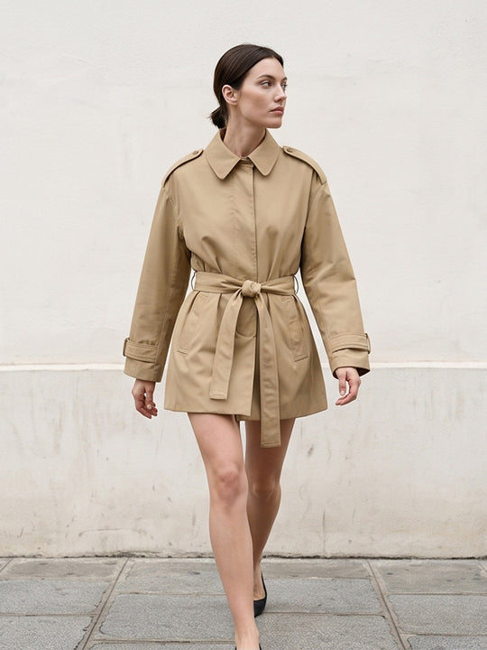 Damen Kurztrenchcoat mit Taillengürtel, Schulterklappen und verstellbaren Manschetten Shop Nory