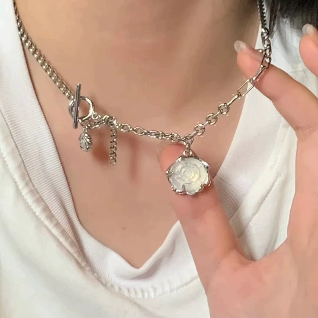 Damen Halskette mit filigranem Rosenanhänger und luxuriösem Metall-Shop Nory