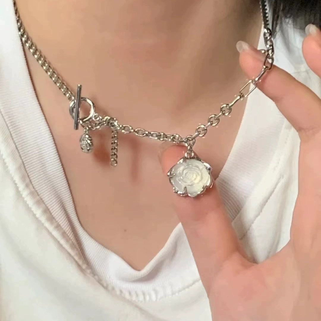 Damen Halskette mit filigranem Rosenanhänger und luxuriösem Metall-Shop Nory