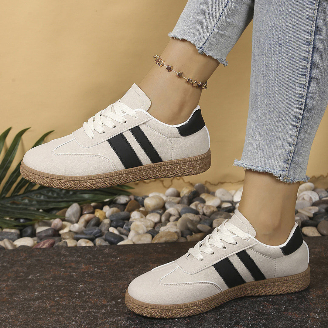 Damen Retro-Sneaker mit Wildleder-Optik, Gumsohle und kontrastierenden Streifen Shop Nory