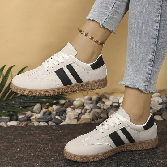 Damen Retro-Sneaker mit Wildleder-Optik, Gumsohle und kontrastierenden Streifen Shop Nory