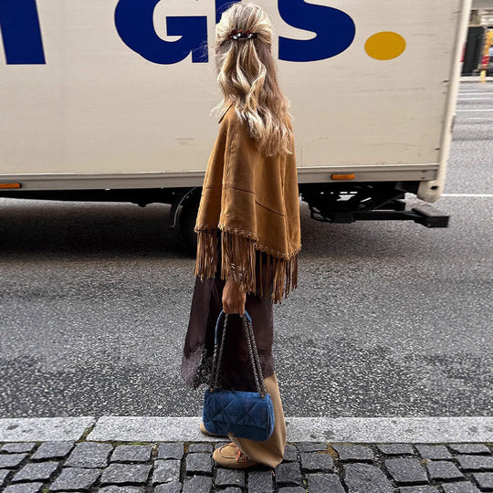 Damen Wildleder‑Optik Fransen‑Cape mit Hemdkragen und Ösenverzierung Shop Nory