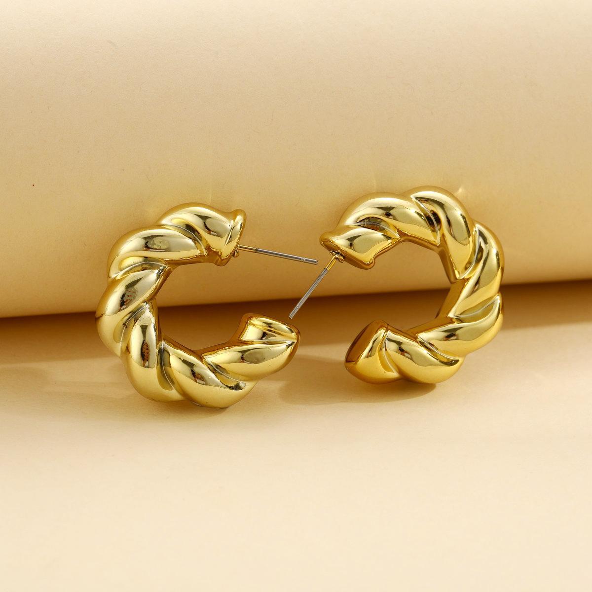 Damen Ohrringe aus hochwertigem goldfarbenem Metall mit kreativem Zopfmuster Shop Nory