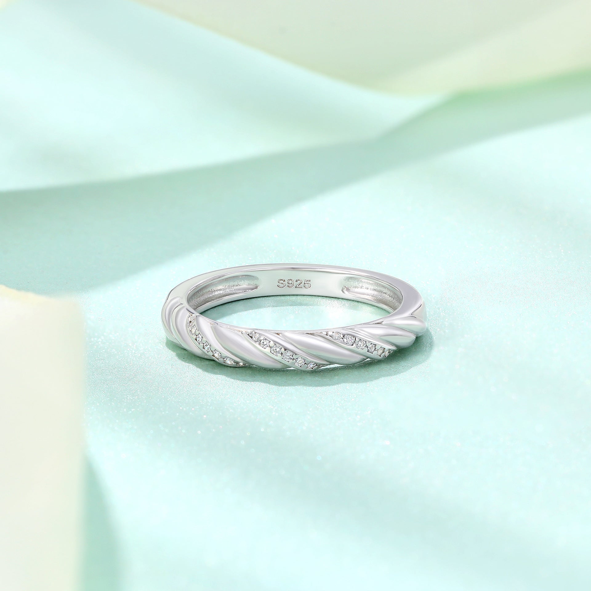 Damen Hochwertiger Zirkonia-Ring mit kunstvollem Drehdesign Shop Nory