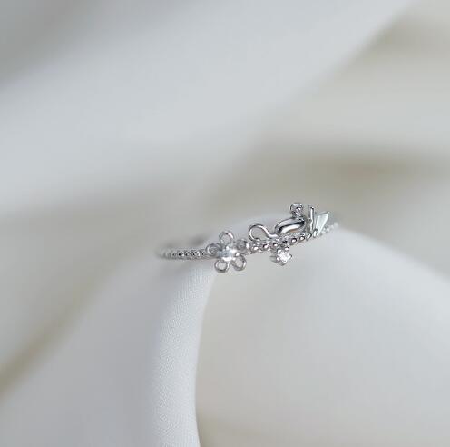 Damen Ring mit floralem Detail und funkelnden Akzenten Shop Nory