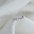 Damen Ring mit floralem Detail und funkelnden Akzenten Shop Nory