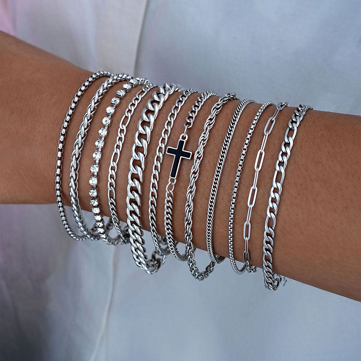 Damen Armreifen-Set mit funkelnden Kristallen und kraftvollen Kettenvariationen Shop Nory
