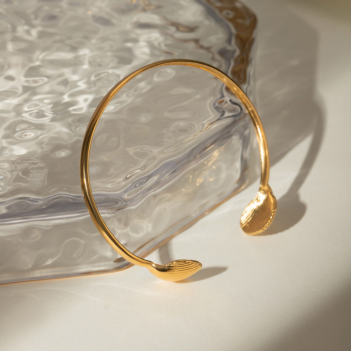 Damen Armreif mit kunstvollem Muschelmuster aus hypoallergenem Edelstahl Shop Nory