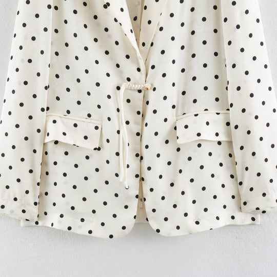 Damen Leichter gepunkteter Blazer mit Revers, Tunnelzug‑Taillierung und Pattentaschen Shop Nory