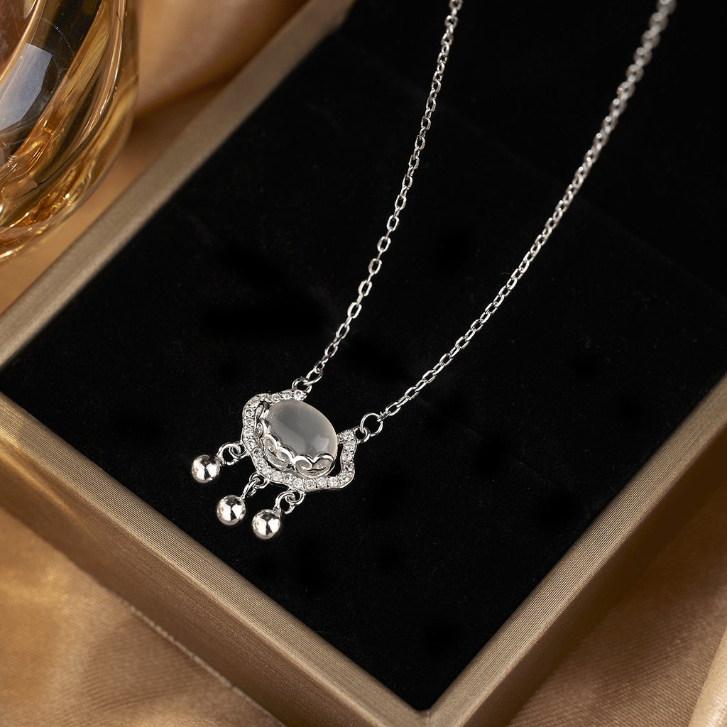 Damen elegante Halskette mit funkelndem Anhänger und zarten Kristallakzenten Shop Nory