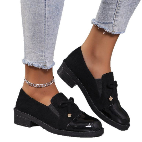 Damen Lack- und Wildlederslipper mit Zierschleife und niedrigem Blockabsatz Shop Nory