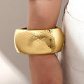 Damen trendiger Armreif mit strukturiertem Hammerfinish Shop Nory