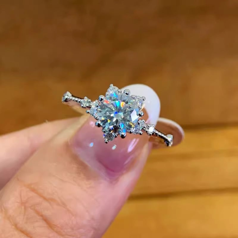 Damen Verlobungsring mit floralem Design und funkelndem Zirkonbesatz Shop Nory