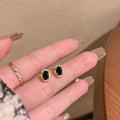 Damen Ohrstecker mit elegantem, ovalem Schmuckdesign und funkelnden Zirkonia Shop Nory