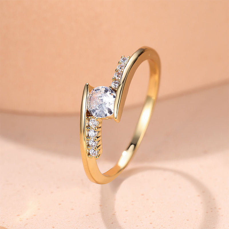 Damen eleganter Ring mit kunstvollem Wellenmuster und funkelnden Kristallen Shop Nory