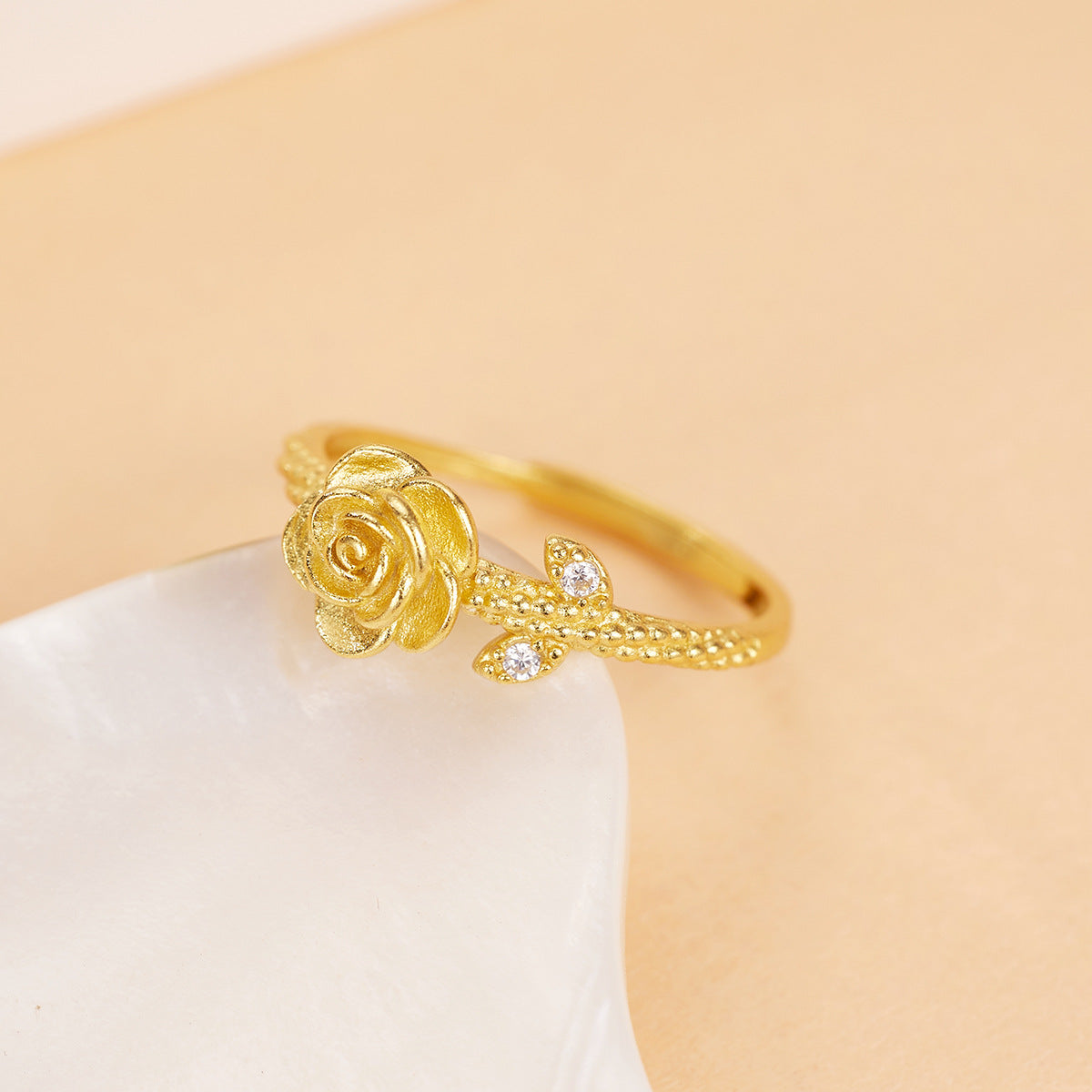 Damen Ring mit kunstvollem Rosen-Design und funkelnden Zirkonia Shop Nory